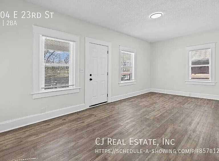4904 E 23rd St — Photo 2