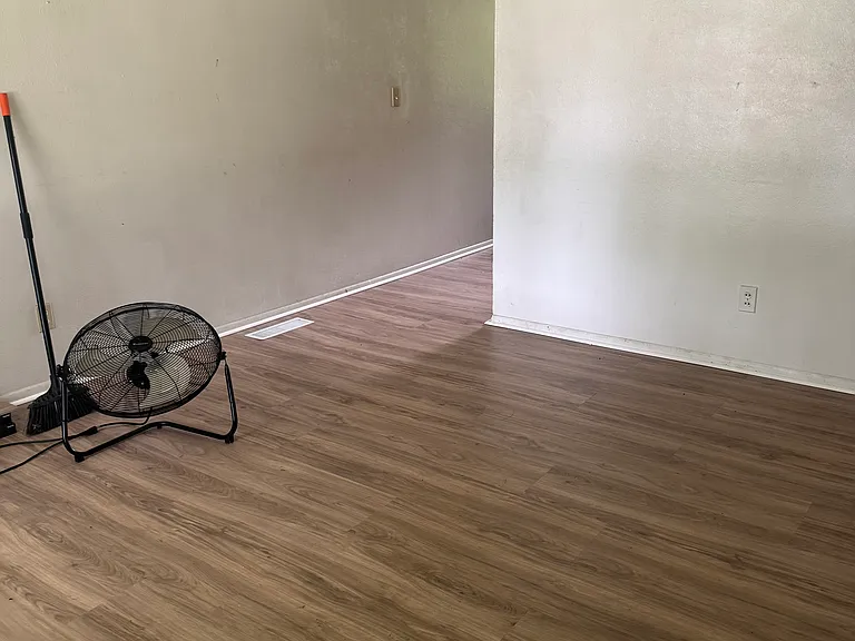 602 Miami Ct — Photo 2