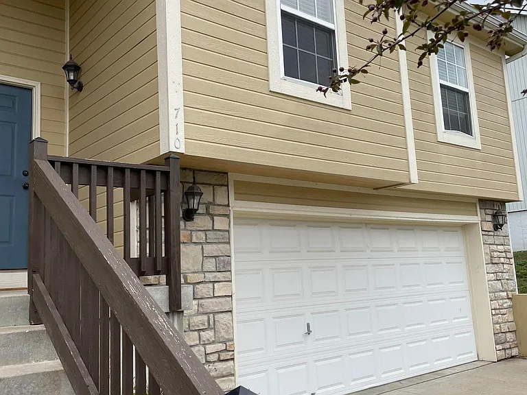 710 NW Scenic Ln — Photo 1