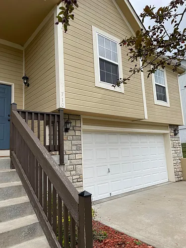 710 NW Scenic Ln Photo 1