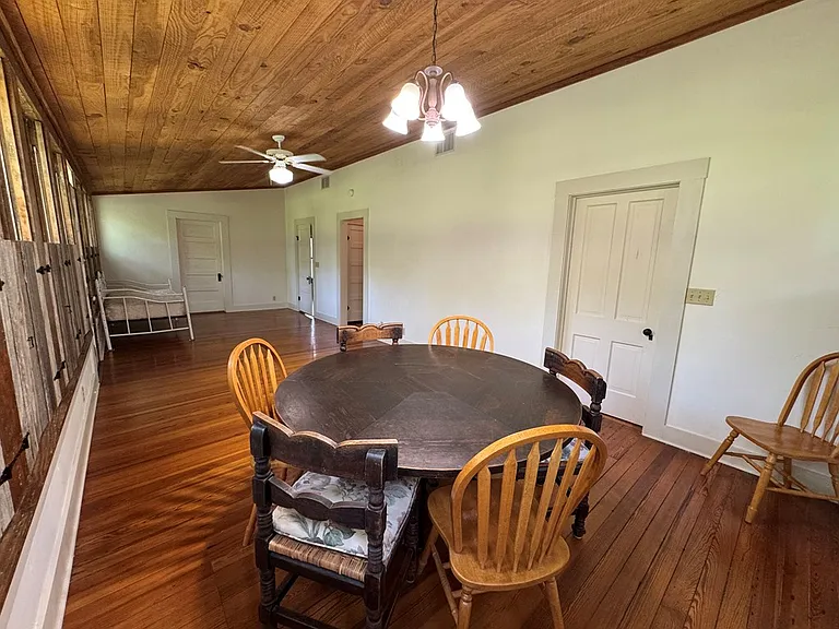 509 W Creek St — Photo 41