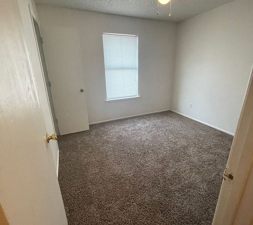 1st image of 605 E Kiva Dr