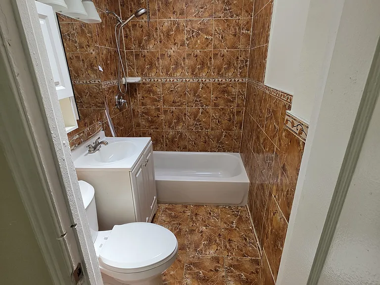 5449 Claridge St — Photo 11