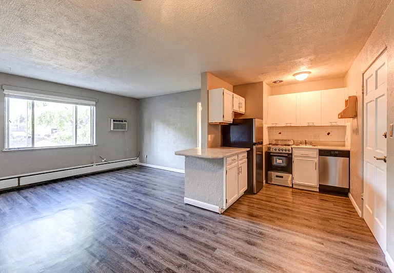 Lynwood Apartments — Photo 9