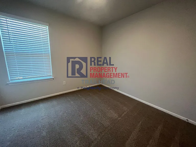 827 Peighton Dr — Photo 13