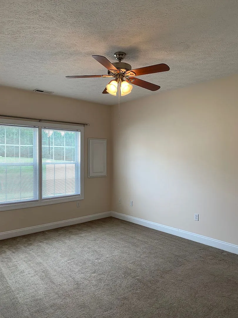 3 Bedroom, 2 Bath Townhouse End Unit with 1 Car Garage — Photo 4