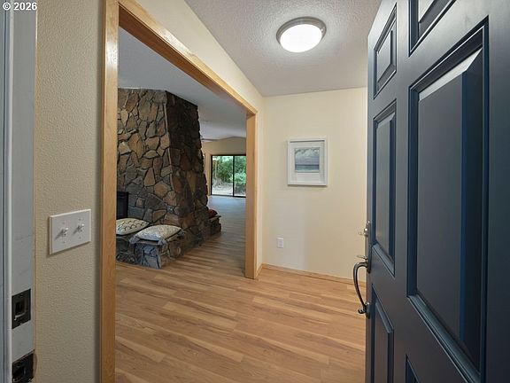 4th image of 18504 NE Cedar Dr