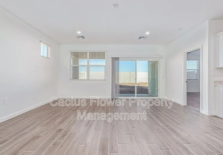 2124 W Sombra Ave — Photo 14