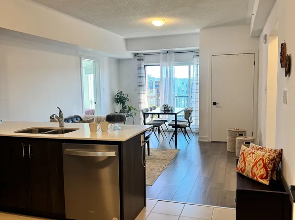 4 Spice Way, Barrie, ON