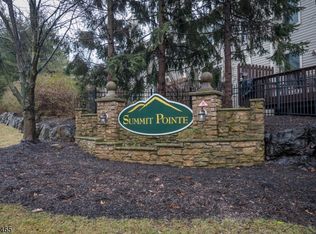 2 Skyview Dr, North Haledon, NJ