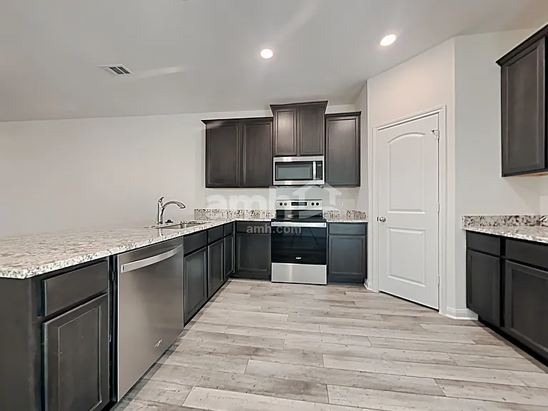 1211 Treeta Trl — Photo 6