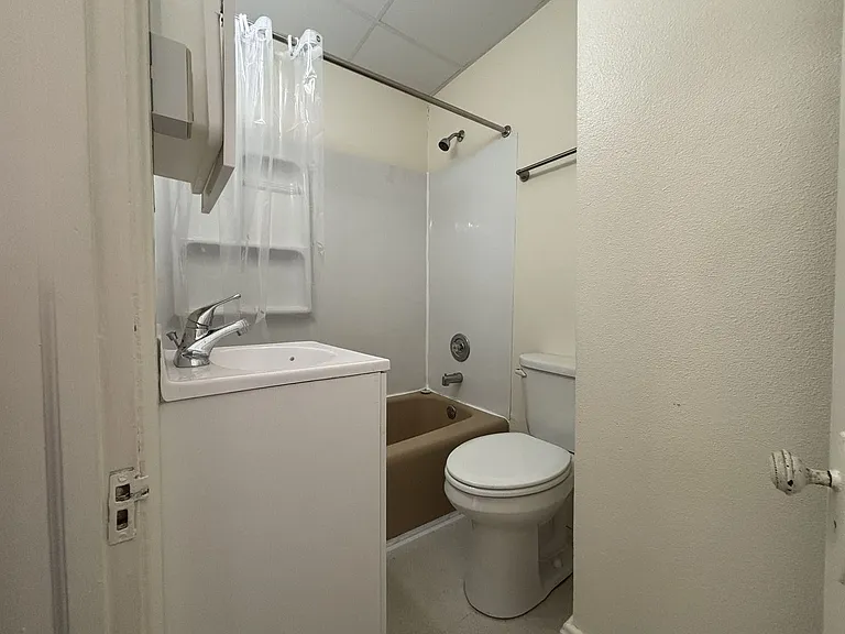 117 N Main St — Photo 3