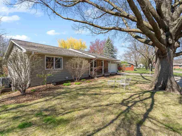 1 Crestwood Cir, Iowa City, IA 52245