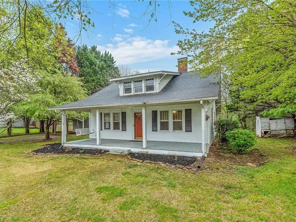 725 Osborne Sunset Dr, North Wilkesboro, NC 28659