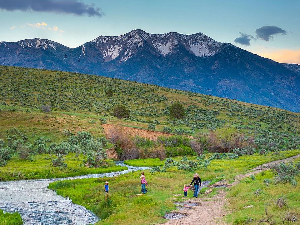 Mountain image representing the Oakwood Homes community of River Meadows in UT