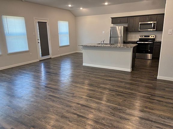 2nd image of 2006 Yale St