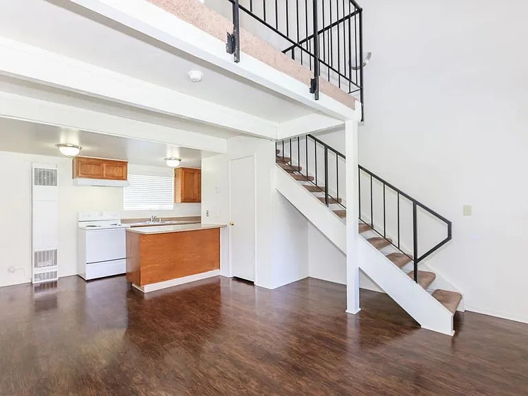 Sunburst Apartments — Photo 29