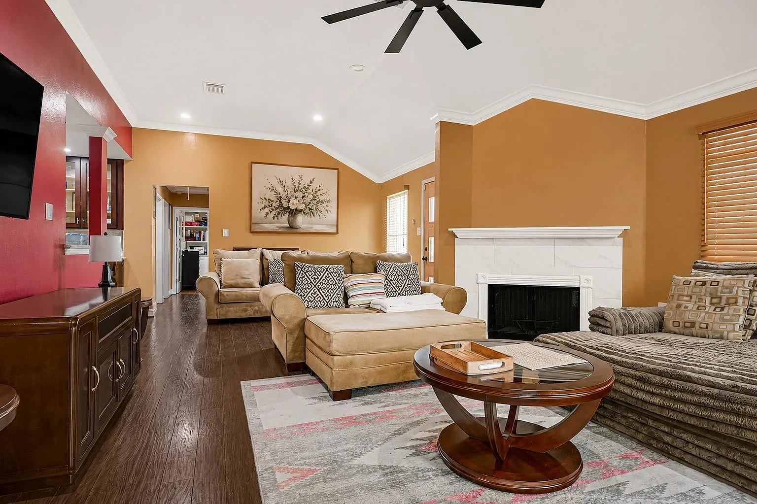 3 bed, 2.0 bath, 1428 sqft, $2,100 — Photo 3