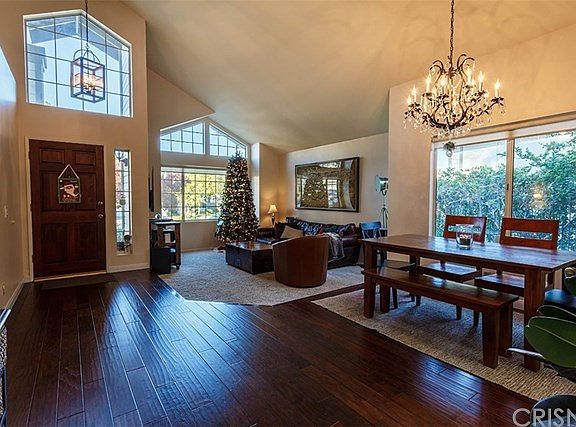Welcoming entry with cathedral-vaulted ceilings!