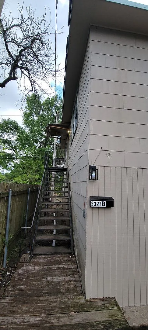 Huge 3 bedroom/1 bath upstairs apartment with Central Air& Heat, Water, Gas Range and Refrigerator! — Photo 3