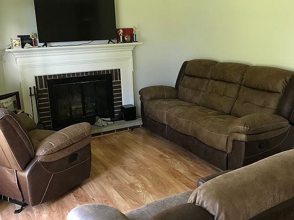 Living room w/ fireplace
