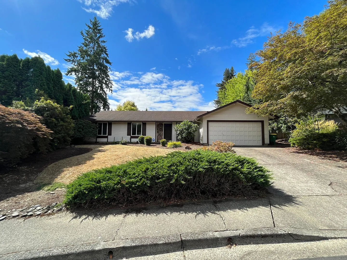 Gorgeous 3Bd + 2.5Ba in Beaverton!! Beautiful Backyard, Large Garage, Air Conditioning and Washer... — Photo 1