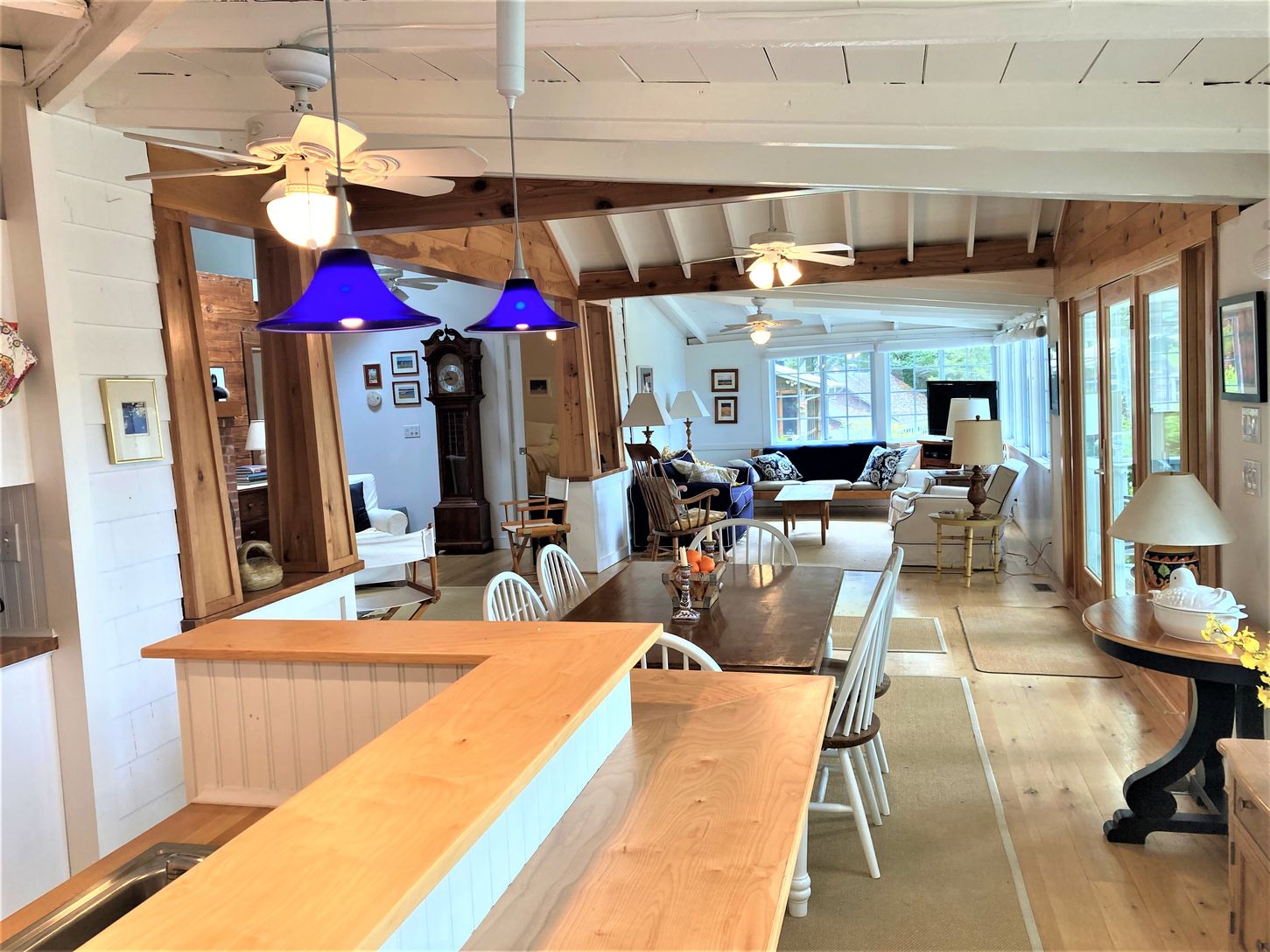 Living room ,Dining room and Kitchen all have sunset views.