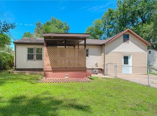 8604 Pence Rd, Pleasant Valley, MO 64068