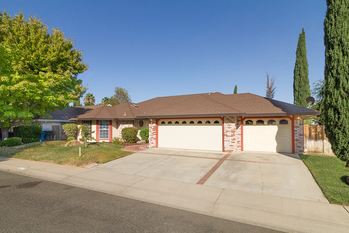 1681 Greenwood Way photo 1