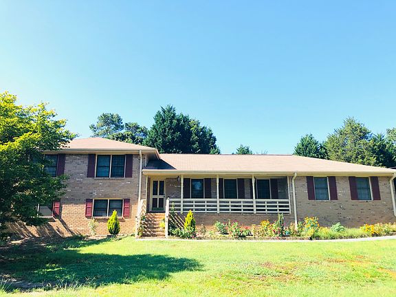 2nd image of 3043 Skyland Dr