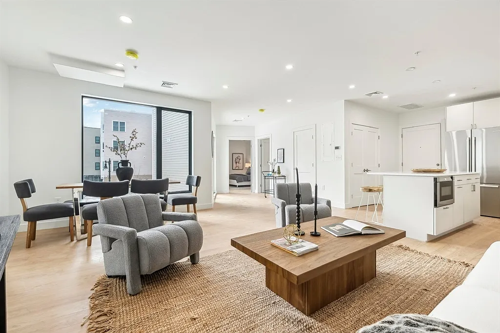 2 bed, 2.0 bath, 1103 sqft, $4,650 — Photo 1