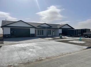 6159 Magnolia Dr, Grand Forks, ND 58201