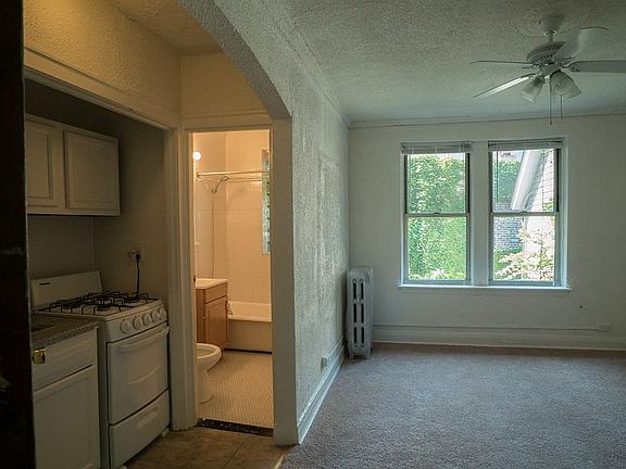 4th image of 640 W Briar Pl APT 211