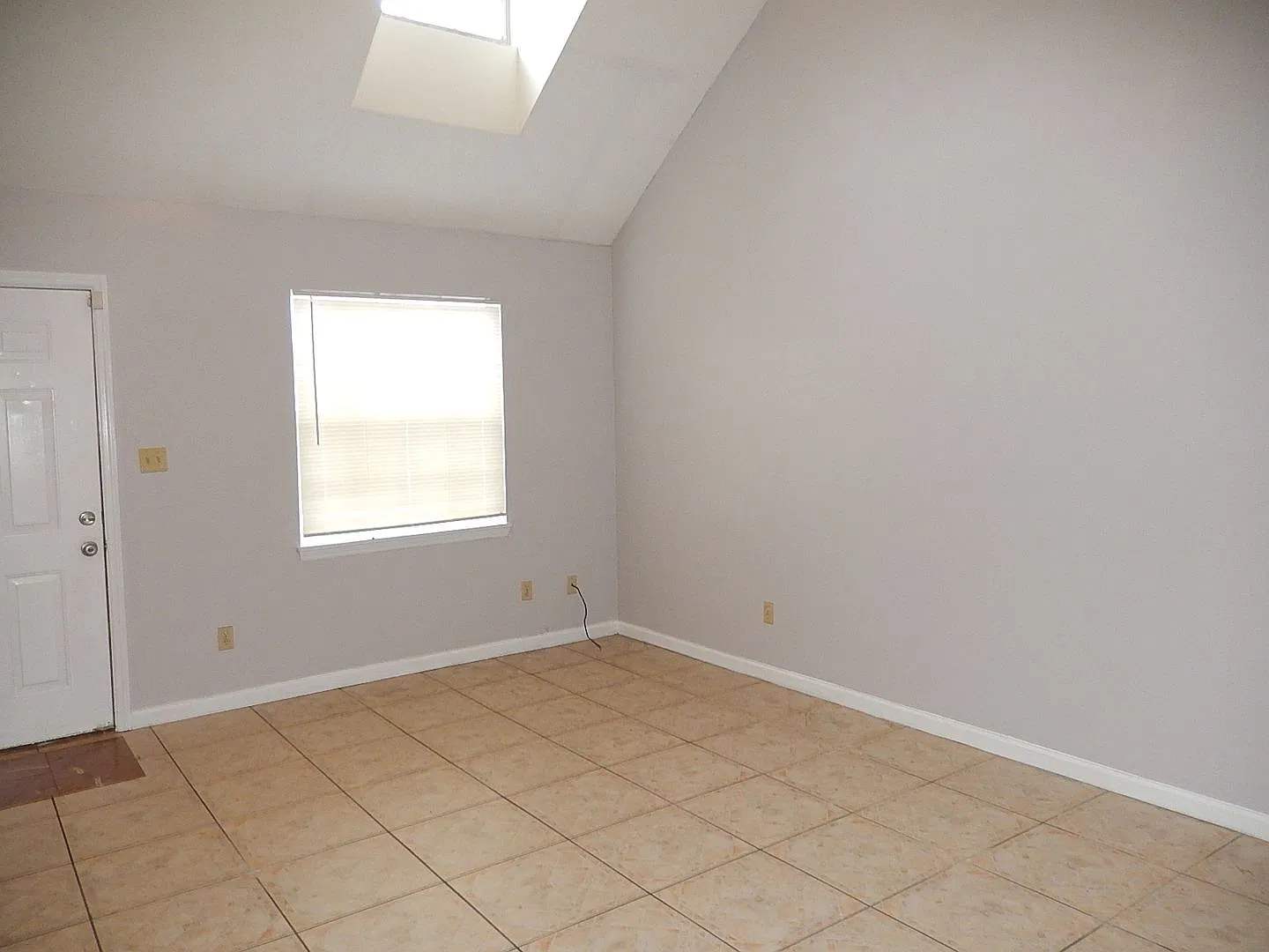 CUTE NW 2/2 w/ Vaulted Ceilings, Washer/Dryer, Open Kitchen w/ Bar, & Large Bedrooms $1250/month!... — Photo 4