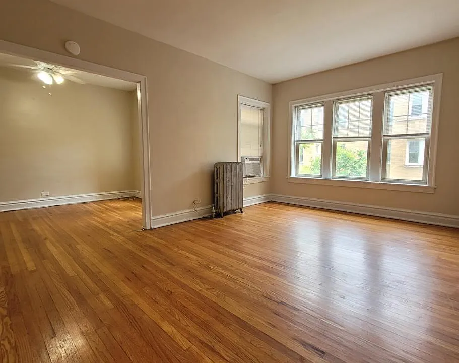 916 Reba Pl #1N