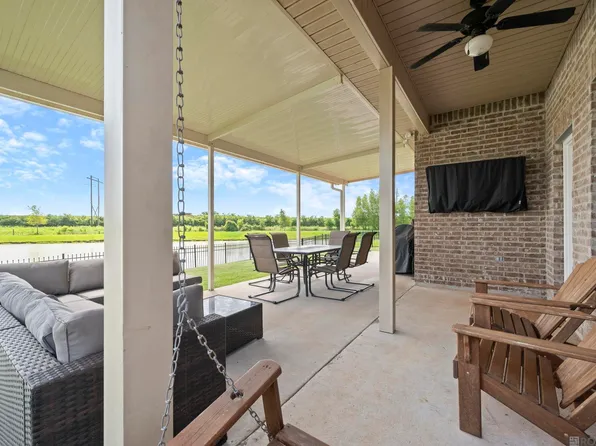 6210 Soaring Dr, Gonzales, LA 70737