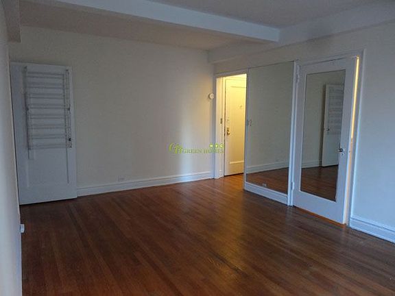 2nd image of 455 W 34th St #*5d
