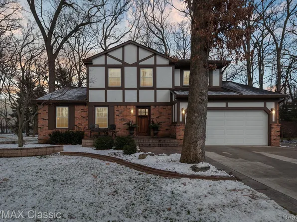 1576 Gramercy Ct, Wixom, MI 48393