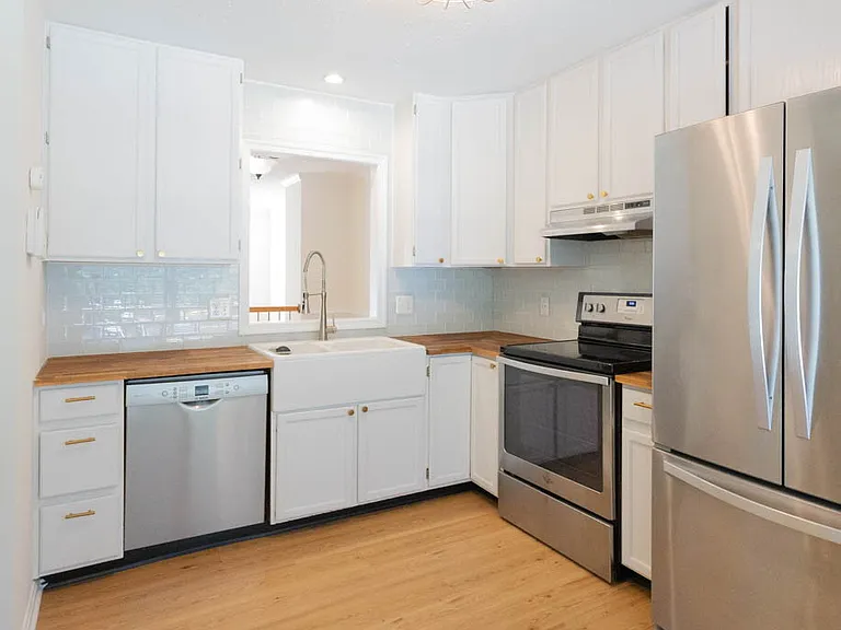 405 Lakeview Ct — Photo 4