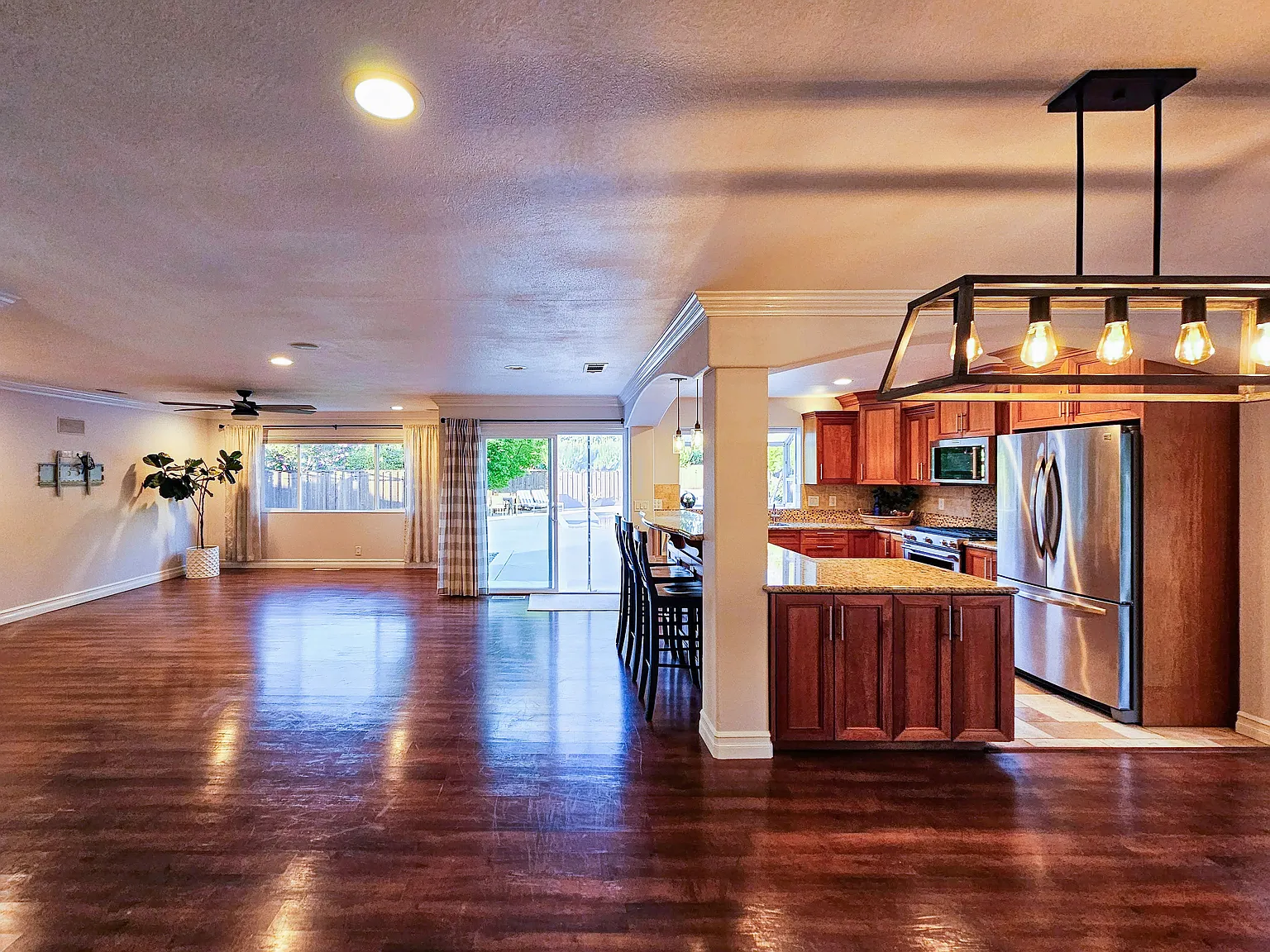 3 bed, 1423 sqft, $5,495 — Photo 3