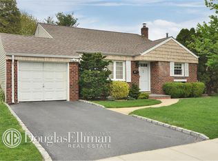 11 Preston Ln, Syosset, NY 11791