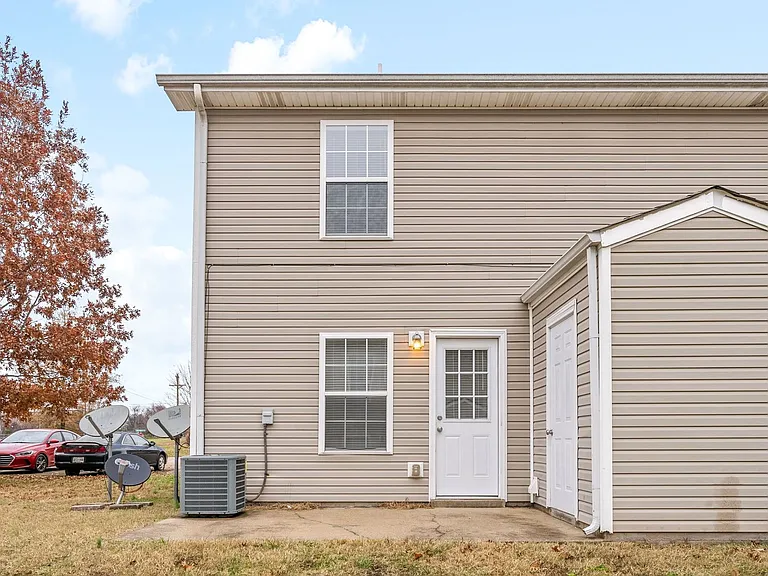 Executive Avenue-249 (x4) — Photo 25