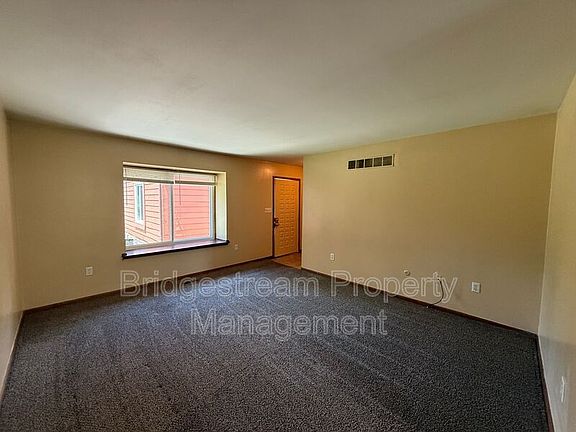 4th image of 4418 Burlingame Cmns