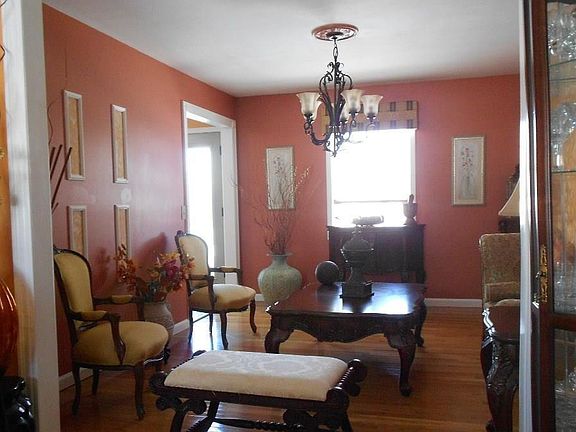 4th image of 17 Watkins Dr
