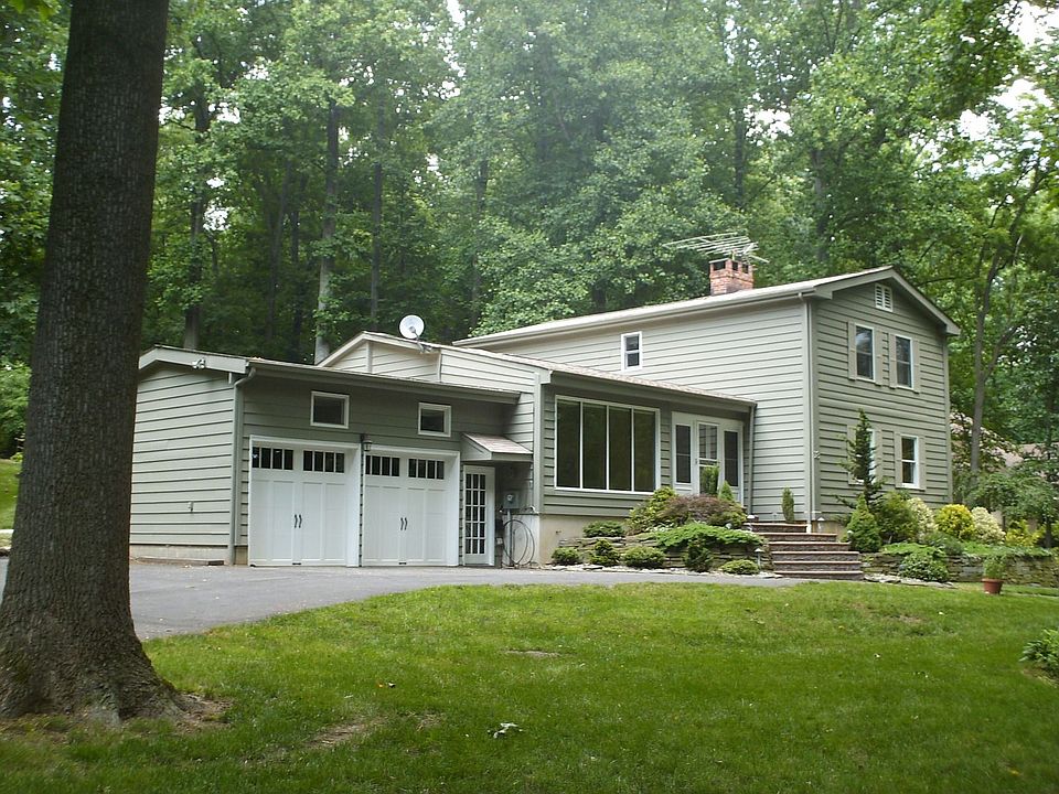 View coming up the left side of the drive