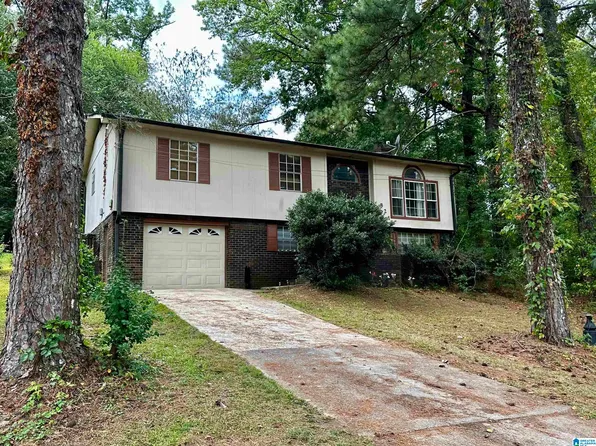 821 Overlook Cir, Bessemer, AL 35023