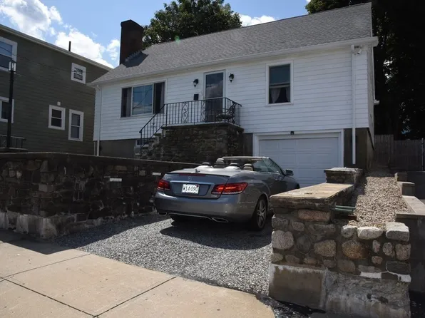 53 Fenner St, Fall River, MA 02724