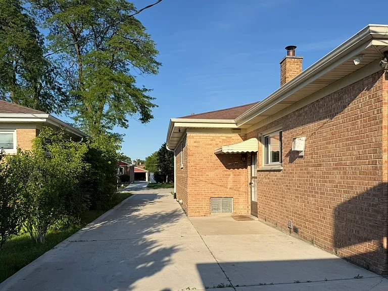 4528 Grace St — Photo 2