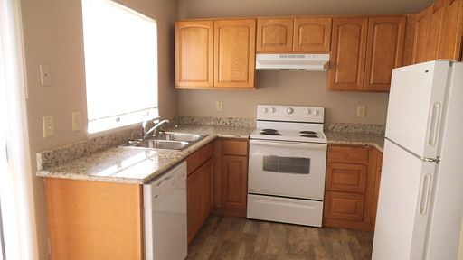 2nd image of 18440 Killarney Cir APT C