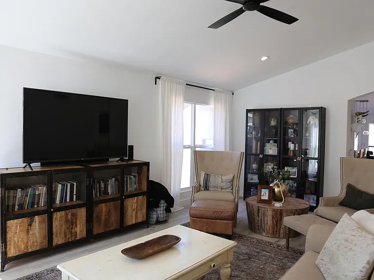1722 E Behrend Dr — Photo 31